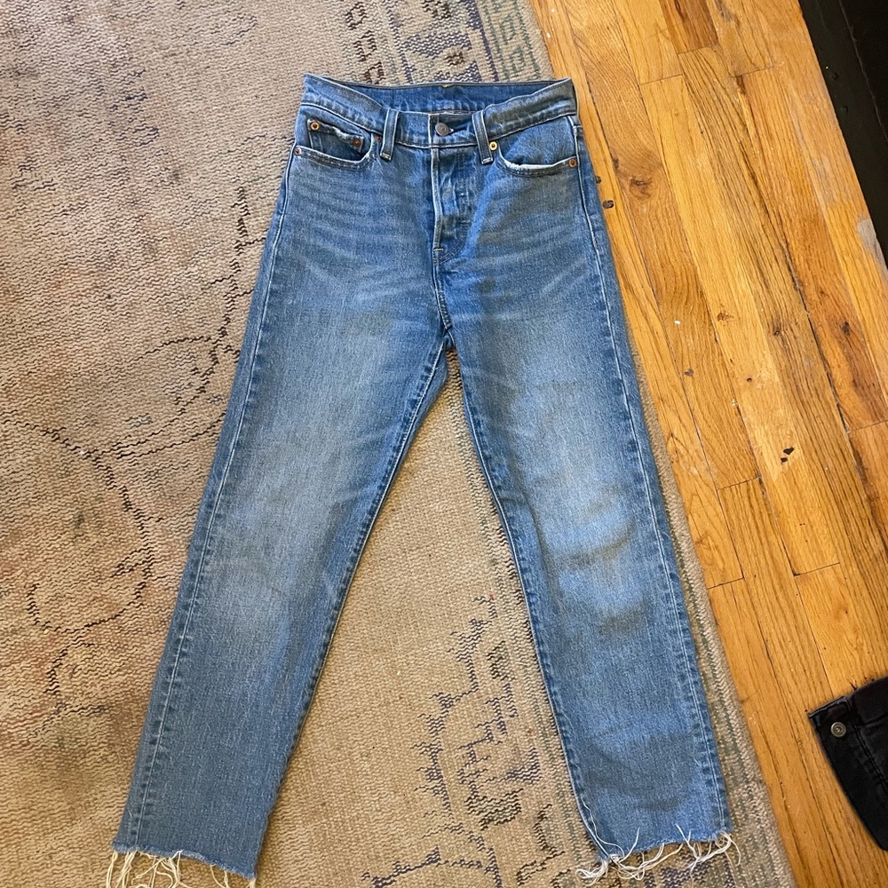 Levi Crop Wedgie Style Mid Wash 24